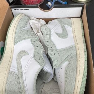 Air Jordan 1 Low SE (GS) Sneakers brand new